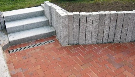 Granitpalisaden mit Blockstufen Treppe